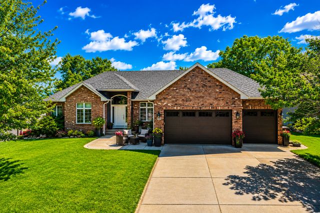 8150 9th Street Place N, Oakdale, MN 55128