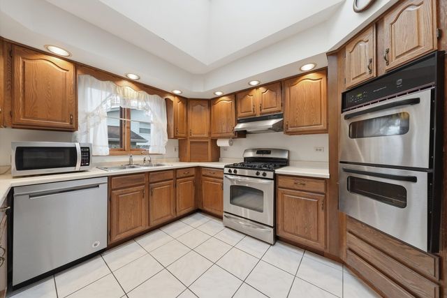 709 Jenkisson Avenue, Lake Bluff, IL 60044