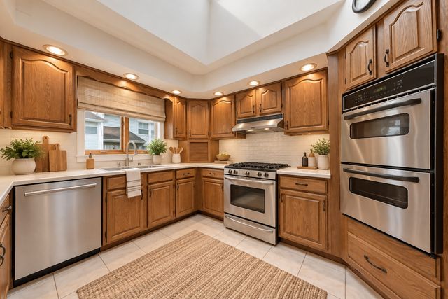 709 Jenkisson Avenue, Lake Bluff, IL 60044