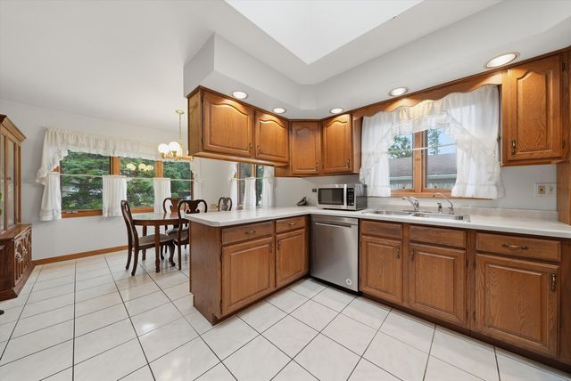 709 Jenkisson Avenue, Lake Bluff, IL 60044
