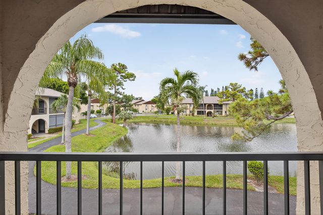 340 Pine Ridge Circle B-2, Greenacres, FL 33463