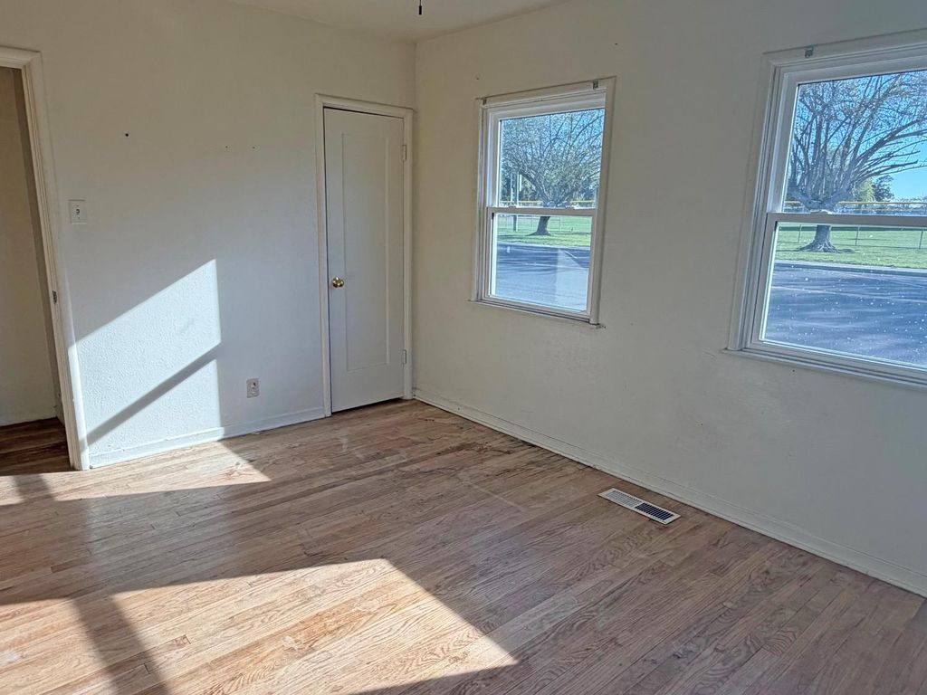 Image 13 of property listing at 397 Hoover Street, Coalinga, CA 93210