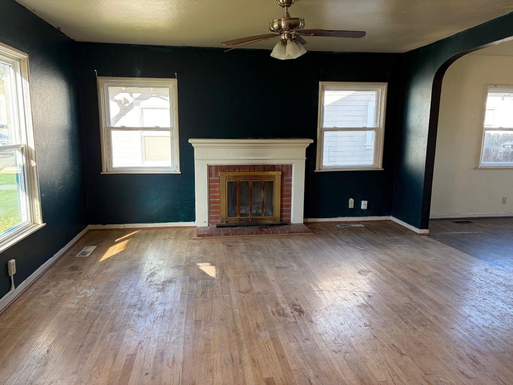 Image 3 of property listing at 397 Hoover Street, Coalinga, CA 93210