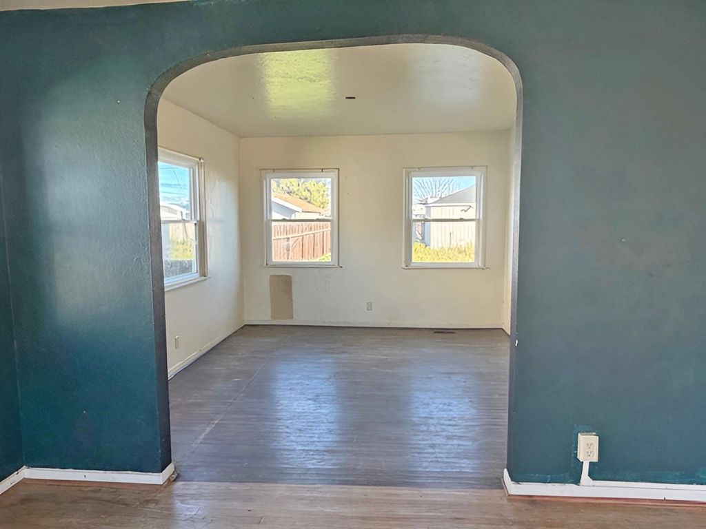 Image 5 of property listing at 397 Hoover Street, Coalinga, CA 93210