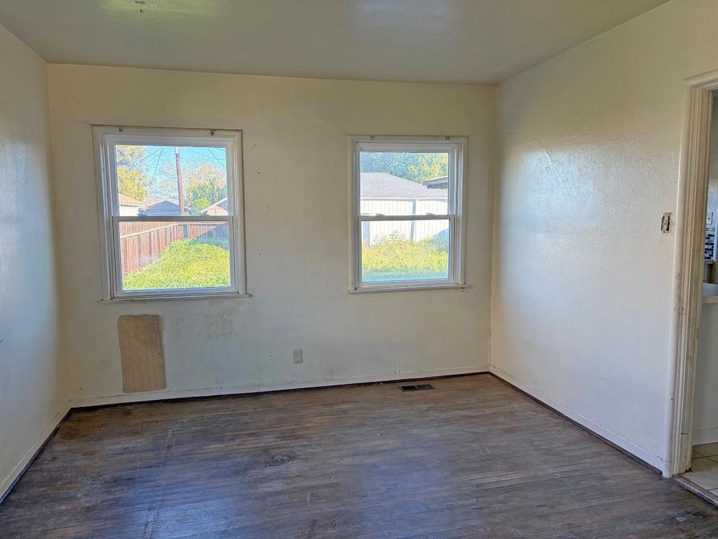 Image 6 of property listing at 397 Hoover Street, Coalinga, CA 93210