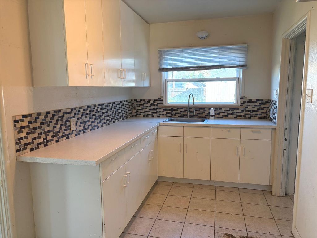 Image 7 of property listing at 397 Hoover Street, Coalinga, CA 93210