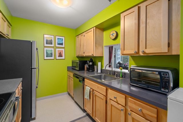 113 Sumner St 32, Boston, MA 02128