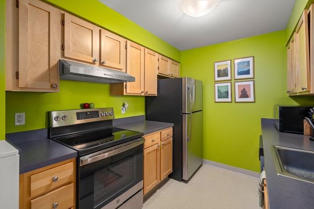113 Sumner St 32, Boston, MA 02128
