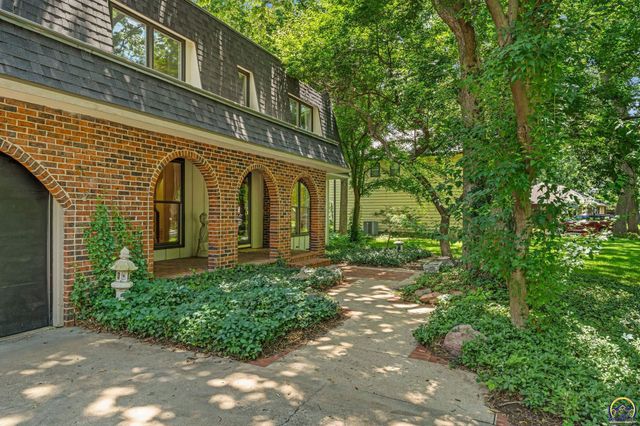 3500 SW Birchwood DR, Topeka, KS 66614