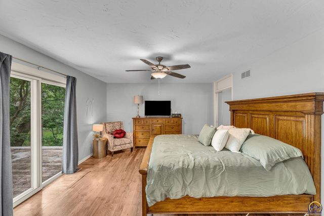 3500 SW Birchwood DR, Topeka, KS 66614