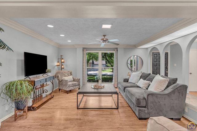 3500 SW Birchwood DR, Topeka, KS 66614