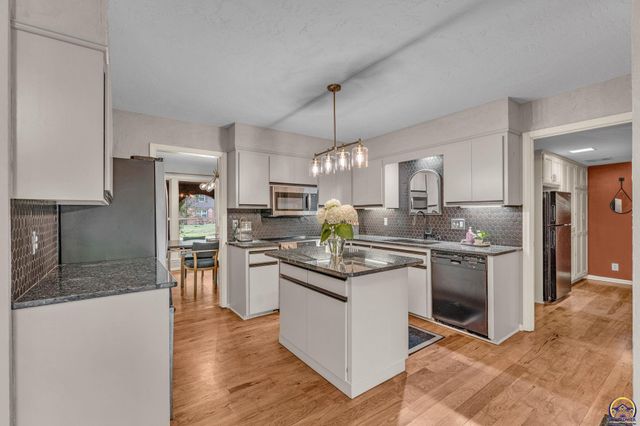 3500 SW Birchwood DR, Topeka, KS 66614