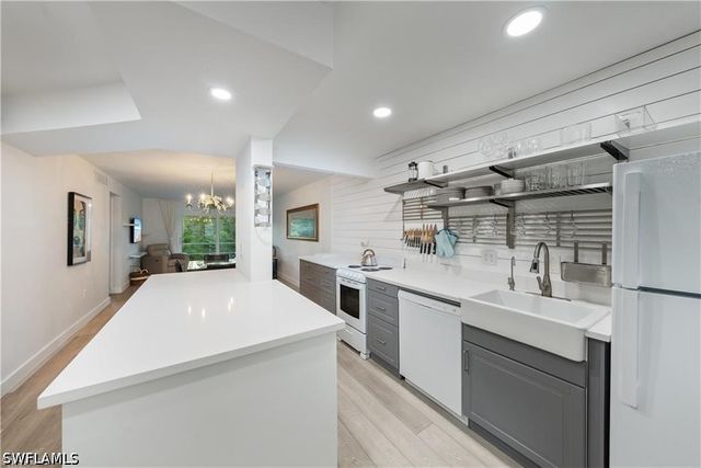 72 7th ST S 310, Naples, FL 34102