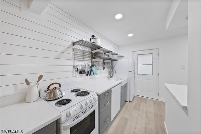 72 7th ST S 310, Naples, FL 34102