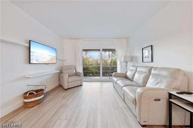 72 7th ST S 310, Naples, FL 34102