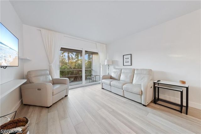 72 7th ST S 310, Naples, FL 34102