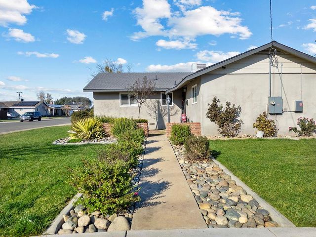 1320 Walnut, Oakdale, CA 95361