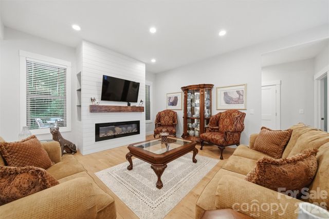 2630 36th Avenue NE, Hickory, NC 28601