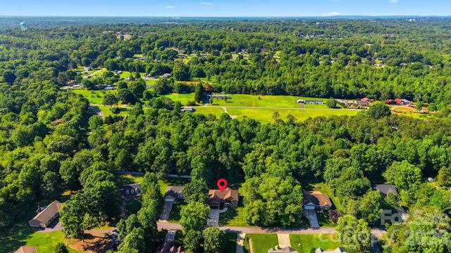 2630 36th Avenue NE, Hickory, NC 28601