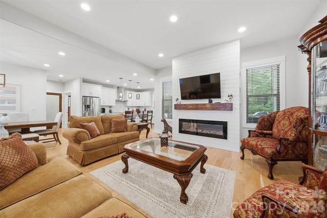 2630 36th Avenue NE, Hickory, NC 28601