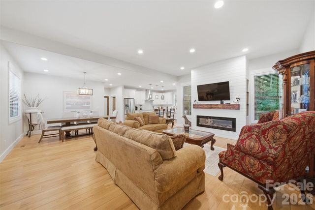 2630 36th Avenue NE, Hickory, NC 28601