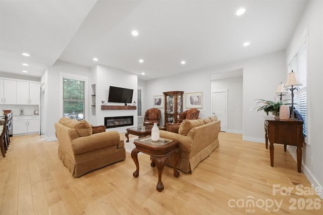 2630 36th Avenue NE, Hickory, NC 28601