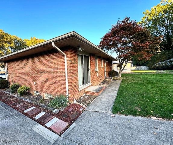 22377 Rivergate Drive, Rocky River, OH 44116