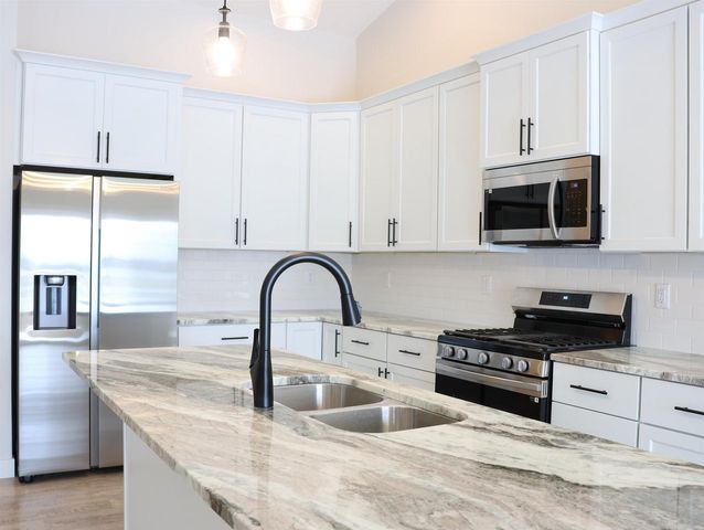 126 SOUTHFIELD COURT, Neenah, WI 54956