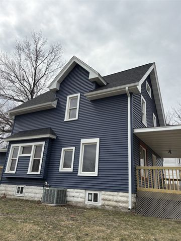 353 7th Avenue SW, Cedar Rapids, IA 52404