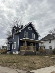 353 7th Avenue SW, Cedar Rapids, IA 52404