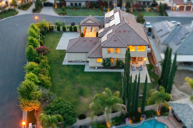 11232 N Burnhaven Way, Fresno, CA 93730