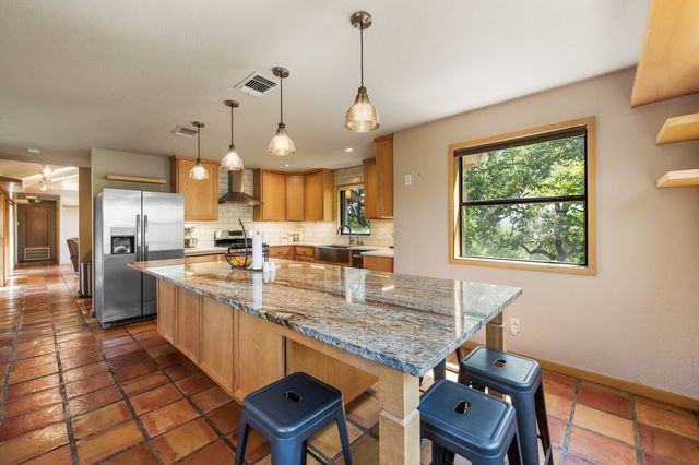 818 Bulwer Ave, Kerrville, TX 78028