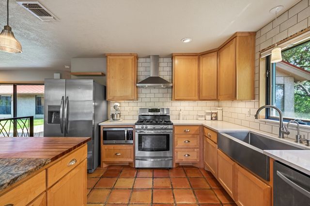 818 Bulwer Ave, Kerrville, TX 78028