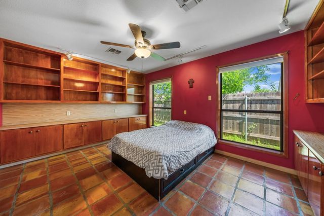 818 Bulwer Ave, Kerrville, TX 78028