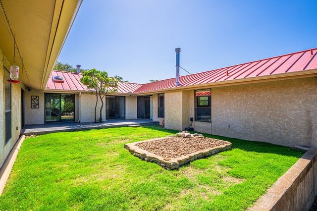 818 Bulwer Ave, Kerrville, TX 78028
