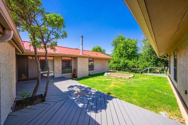 818 Bulwer Ave, Kerrville, TX 78028