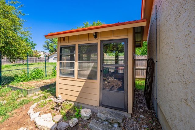 818 Bulwer Ave, Kerrville, TX 78028