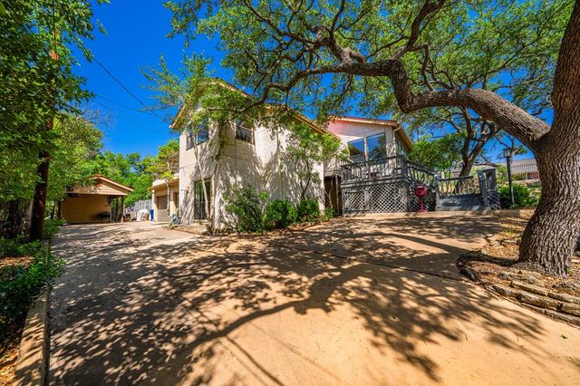 818 Bulwer Ave, Kerrville, TX 78028