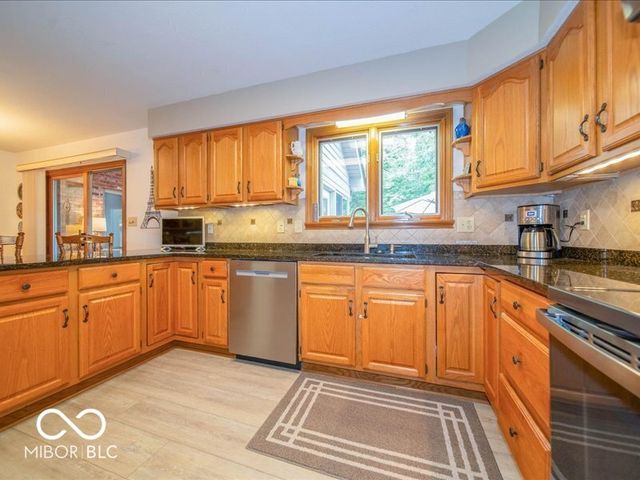 3897 S Woodfield Drive S, New Palestine, IN 46163