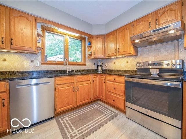 3897 S Woodfield Drive S, New Palestine, IN 46163
