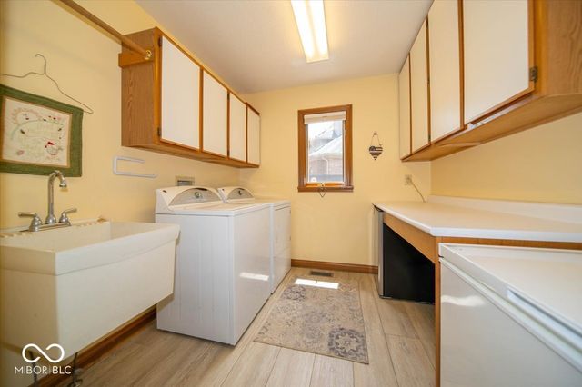 3897 S Woodfield Drive S, New Palestine, IN 46163