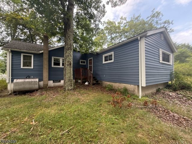 3 Illinois Trl, Hopatcong Boro, NJ 07843