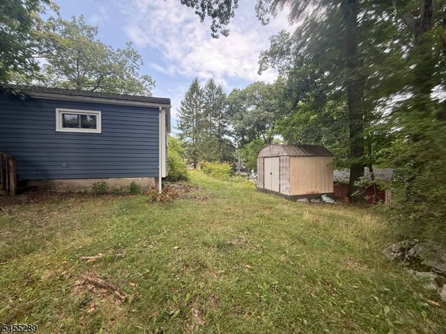 3 Illinois Trl, Hopatcong Boro, NJ 07843