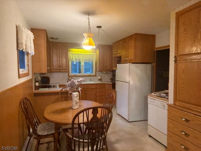 3 Illinois Trl, Hopatcong Boro, NJ 07843