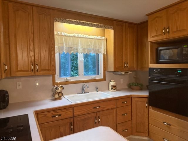 3 Illinois Trl, Hopatcong Boro, NJ 07843