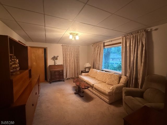 3 Illinois Trl, Hopatcong Boro, NJ 07843