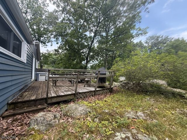 3 Illinois Trl, Hopatcong Boro, NJ 07843