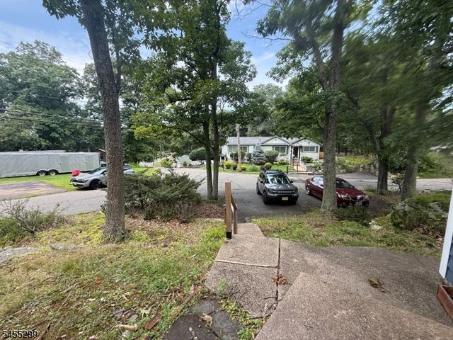 3 Illinois Trl, Hopatcong Boro, NJ 07843