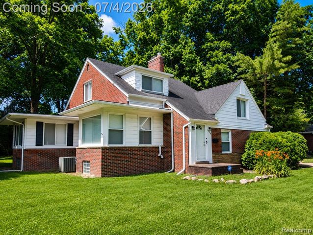 20552 Huntington Avenue, Harper Woods, MI 48225