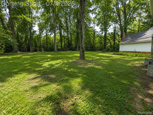 20552 Huntington Avenue, Harper Woods, MI 48225